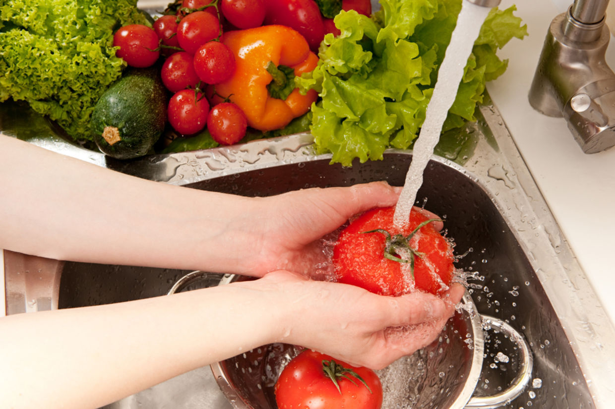 rửa rau củ trái cây dưới vòi nước sạch